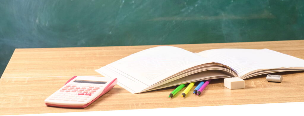 La última encuesta de gastos escolares de la OCU, correspondiente al curso 2025/2026, estima en 2.390 euros el gasto medio anual por alumno y en más de 500 euros el desembolso inicial de la vuelta al cole en septiembre.